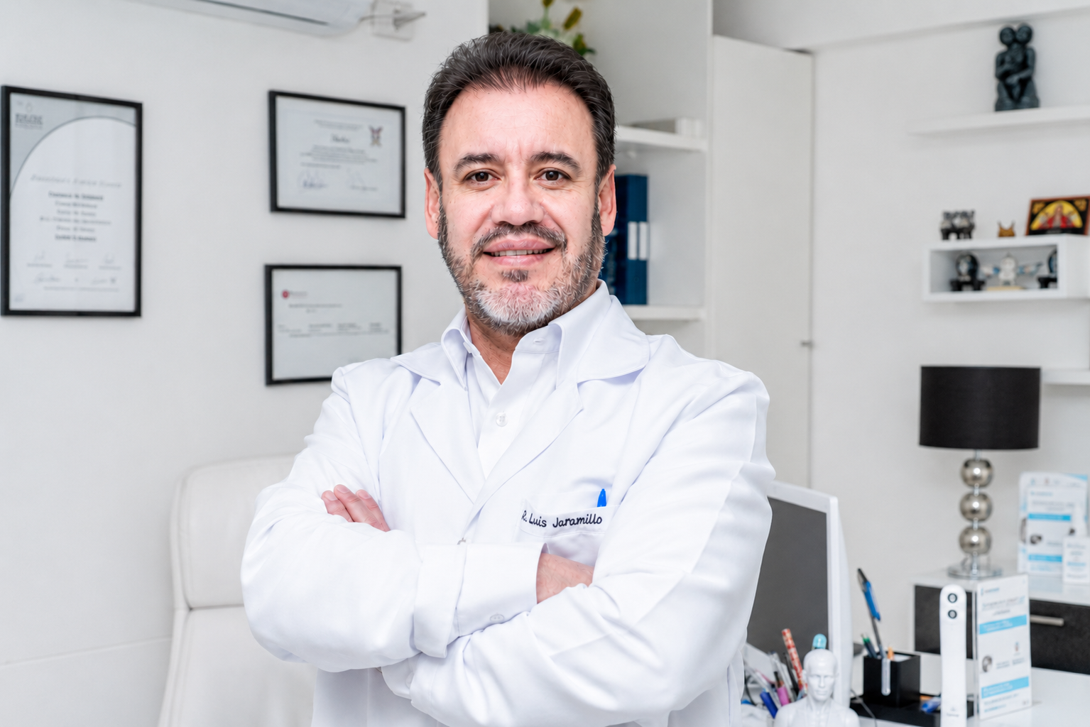 Dr. Luis Jaramillo Rojas, cirujano plástico